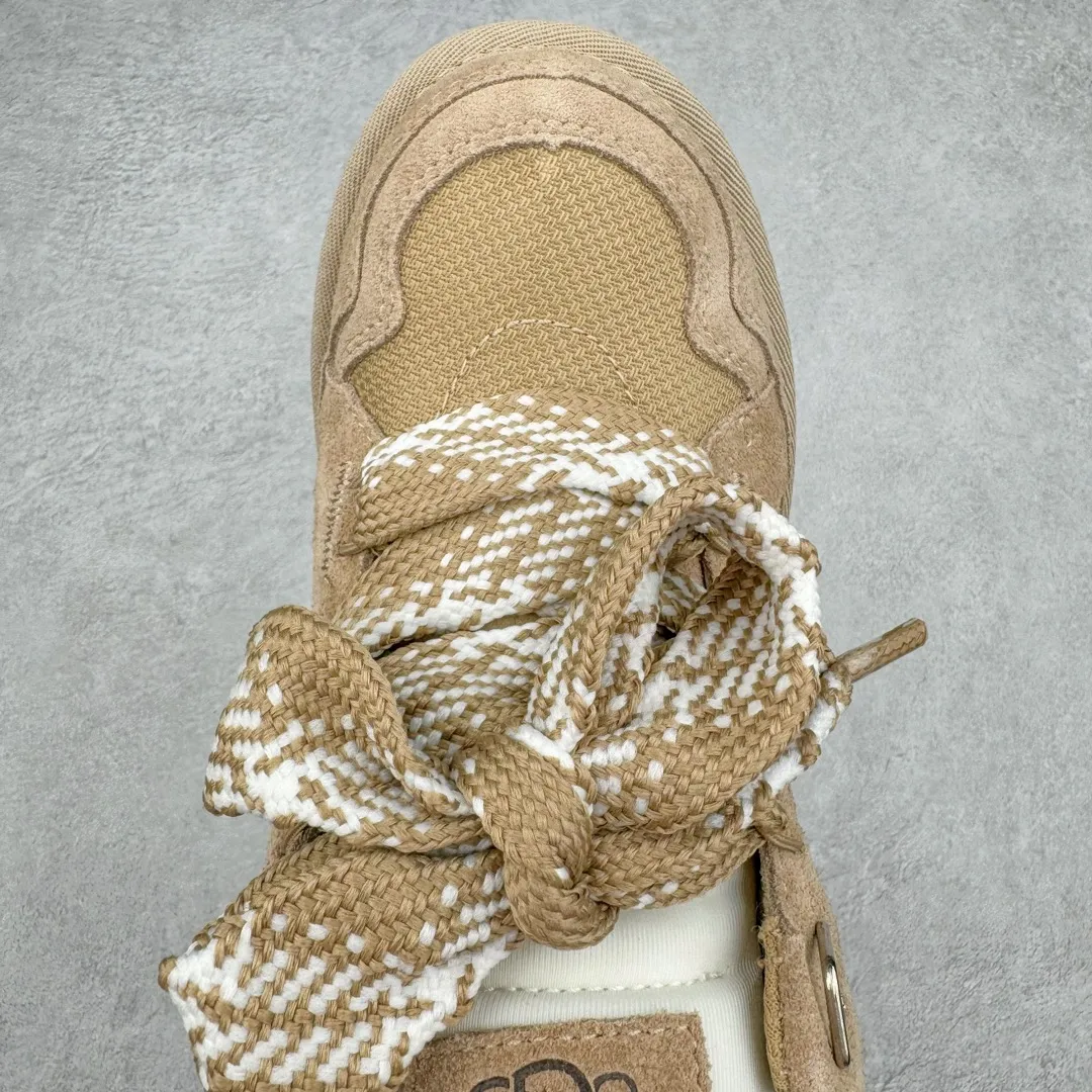 Pick up locally 💰640 UGG 4032 Meyer autumn and winter sheepskin and fur integrated snow boots. All shoes are made from the same factory as ZP. Longfeng A-grade Australian imported sheepskin and fur integrated men's and women's boots. Brand OEM production line. Fully follows the ZP process. OEM original pattern maker. Adhering to the principle of no original shoes and no development selection. Pay attention to every detail. The most authentic version on the market TREADLITE "Light Wing" technology outsole Lightweight/durable/flexible/pile size: 35 36 37 38 39 40 41 42 43 44 45 Coding: by3936030